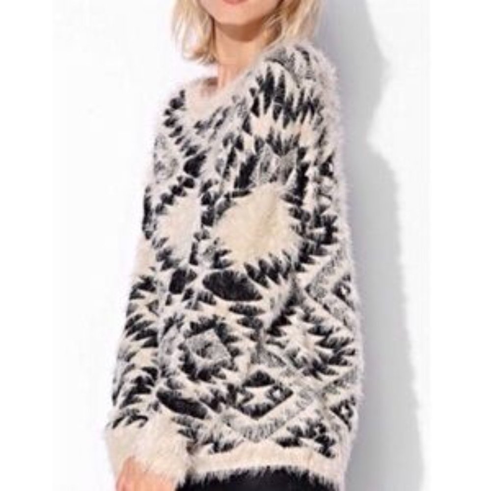 Dex 1963 Fuzzy Eyelash Geometric Aztec Print Black & Cream Sweater